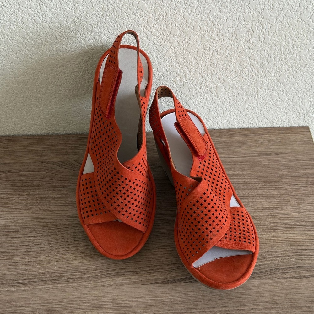 Clarks Clarene Award Women's 7.5 M Perforated shoes brick red. New!